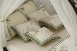 Yue Dong Chuang 1/12 Scale Wood Frame Bed Chinese Ancient Style Miniature